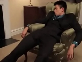 西装帅哥被弄晕 japan gay porn student