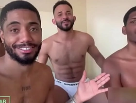 ELE SENTOU NO MEU PAU ENQUANTO CHUVAPA MEU AMIGO hot cop gay porn