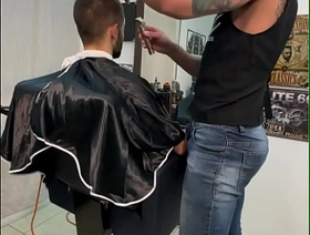 HOMEM TRANS FTM FODE GOSTOSO NA CADEIRA DO BARBEIRO DOTADO str8boys japan gay porn