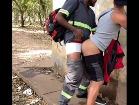 O TRABALHADOR SAIU DO SERVIÇO E DIRETO COMER BUNDA DE GAROTOS NO PARQUE asian male massage gay porn