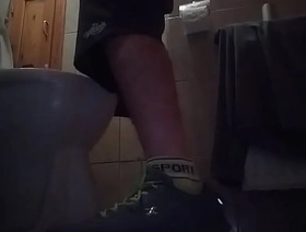 Sporty guy peeing at home muscular chinese gay porn