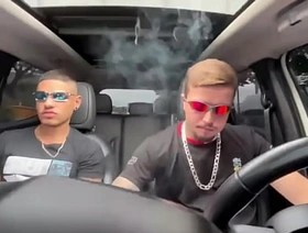 Peguei uma carona com um amigo e ele acabou me comendo no carro e gozando na minha cara. vietnam gay porn twitter