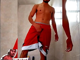 COMPA ME ACOMPAÑA AL BAÑO Y YO TERMINO MASTURBÁNDOME LA VERGA HASTA SACAR TODA LA LECHE FRENTE A ÉL hot jocks gay porn