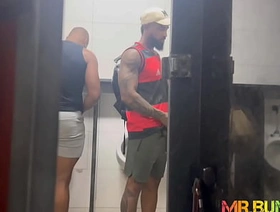 FAZENDO #BANHEIRÃO NA RODOVIÁRIA.  TESÃO E ADRENALINA A MIL. chinese daddy bear gay porn