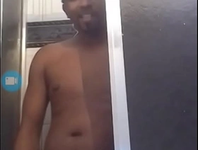 ATOR PÔRNO CARIOCA NEGÃO DOTADO FAZENDO ATENDIMENTOS POR CHAMADA DE VIDEO WHATSAPP COM UMA COROA GOSTOSA massage gay japan porn