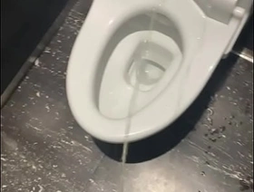 男子大学生がトイレにおしっこ gay porn big dick hot