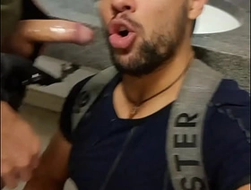 Mamador de boca nas picas desses machos no banheiro do metrô hot porn gay sex