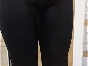 Yannik fait pipi dans leggings hot young gay porn