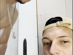 O ERICK DIAZ VEIO GOZAR NO GLORYHOLE E PEDIU PRA EU MAMAR FORA DA CABINE (COMPLETO NO RED) hot sexy desi gay porn