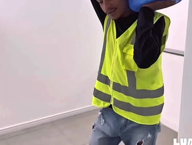 fui entregar água na casa do viadinho, Me deu mole, já aproveitei pra comer o rabão dele hot gay indian porn videos