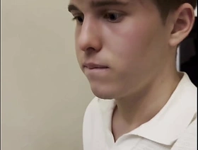 Twink con fimosis se masturba a escondidas en la comida familiar indian hot men gay porn