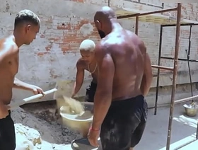 Trabalhando na obra com um amigo e o encarregado tava todo cheio de graça. Safado pra pagar nossa diária exigiu que a gente fudesse ele. chinese money gay porn