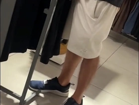 DANDO PRA UM BOY PUTO NO PROVADOR DA LOJA NO SHOPPING. QUASE NOS PEGARAM. - FREE korean gay porn full