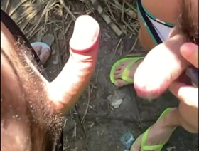 COMI UM DESCONHECIDO QUE ESTAVA BATENDO UMA NA TRILHA. video gay porn asia