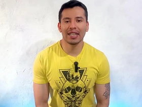 Encuentro a mi Roomie Haitiano masturbando sus 25cm de vergota y me termina rellenando el culo a pelo korean slave gay porn