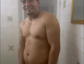 Me encanta cuando me invitan al vapor para verme desnudo y después me manosean y me terminan convenciendo de que me los folle chinese slave gay porn