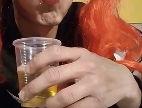 Itzel Lunática 666 jugando con un vaso de orina gay porn chinese solo