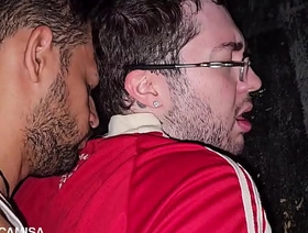 Nerd gay sendo usando por dois ativos no box de um cinema pornô gay - COMPLETO NO RED gay porn in myanmar