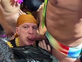 Alguém manda a localização dessa suruba, é uma dessas que eu estou precisando, machos da vida real. gay porn hot movie