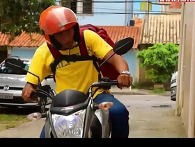 Mamando o pirocão do entregador taiwan hot gay porn