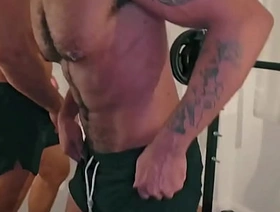 Chamei o amigo pra treinar mas o puto queria mesmo era pegar no meu ferro. - Free korean gay porn hotel