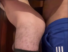 Mi amigo y yo nos quedamos solos en casa y esto es lo que pasó... daddy hot gay porn