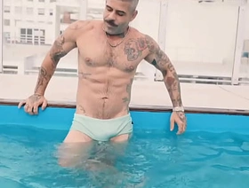 BRASILEIRO XL ENCONTRÉ EN LA PISCINA DE MÍ EDIFICIO UN DADDY DELICIOSO Y ME DEJÓ SUS MECOS EN MI AGUJERO gay porn sex hot