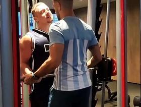 FOLLADA CON VECINO Me pidió ayuda en el gym y yo le pedí la leche!!! singapore airlines gay porn