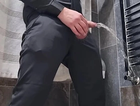 ARRAPATO E TREMENDAMENTE MOLTO SEXY undefined VESTITO ELEGANTE SI SEGA E SBORRA - CAZZO ENORME E PISCIATA DA URLO japan gay porn bdsm