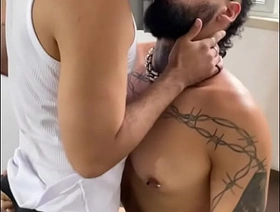 Fiz o puto engasgar e depois arrombei o cuzinho dele - Assista completo (RED) singapore hot gay porn