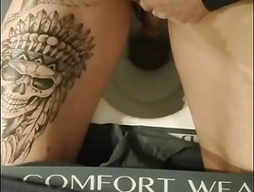 Je pisse en gros plans et je fais des gros proutes qui chlingues sur les chiottes, hot gay prison porn