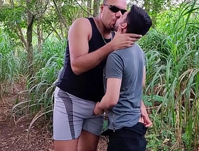 A primeira vez desses dois passivos gravando um pornô, safados aprenderam direitinho a domar cobra no mato. gay porn video indonesia