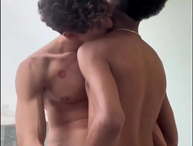 Chamei o colega da faculdade pra vir fazer um trabalho em casa, mas o puto queria era fuder. gay korean abs porn