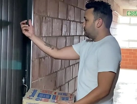 Repartidor se cobra la entrega con mi culo, me da tan duro y me preña en mi casa ¡sexo duro entre dos hombres! chinese bl gay porn