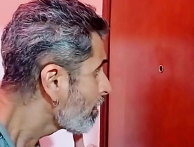 Tarado Espia Rola Pela Porta e Eu Dou o Que Ele Merece e Gozo No Cu Dele - Parte 1 (COMPLETO NO XV RED E SHEER) gay porn indonesia