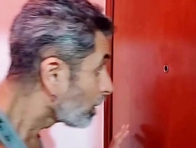 Tarado Espia Rola Pela Porta e Eu Dou o Que Ele Merece e Gozo No Cu Dele - Parte 2 (COMPLETO NO XV RED E SHEER) hot hunk indian gay porn