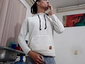 En pijama el enfermero expulsado se la soba hasta el orgasmo: Raba Erre Pro video porn gay chinese