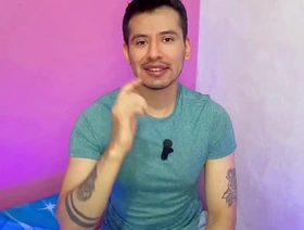 Futbolista pone a que el mesero twink le haga garganta profunda a su vergota en los baños ! Historia de seguidor indonesian gay porn