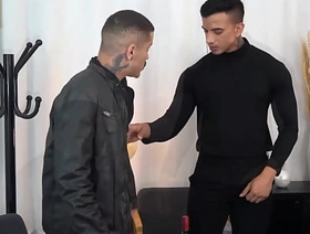 De bobeira na rua, um gringo me chamou pra tomar um vinho no AP dele. Gozamos gostoso. japan gay porn sleep