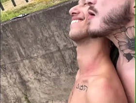 Novinhos fudendo na trilha em público enquanto o trem passa korean bubble butt gay porn