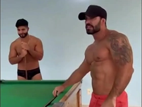 Chamei os amigos pra jogar sinuca e me fizeram pegar em seus tacos. hot teen gay porn