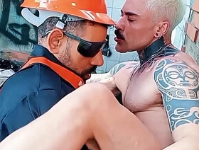 FINAL DO EXPEDIENTE NO TRABALHO E EU FUDI O CUZINHO DO LOIRINHO. PEDIU VITAMINA NO RABO .LEVOU! gay porn japan