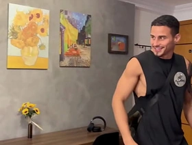 Contratei um personal pra treinar meu amigo e eu mas ele queria mesmo era fuder. - Free chinese cock gay porn