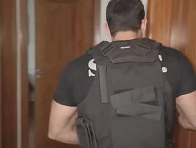 Fui fazer uma operação da SWAT na casa de um bandido, adrenalina virou tesão e acabei comendo meu colega de farda. twink chinese gay porn