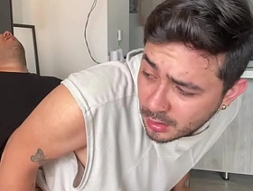 Hijastro caliente provoca a padrastro hasta que le cogio el culo se lo dejo abierto y lleno de crema japan gay kiss porn