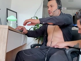 No me puedo resistir y le entrego mi culo a mi padrastro mientras está trabajando y estamos solos korean boys gay porn