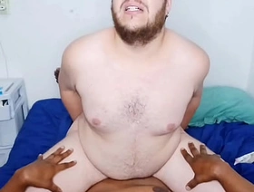 Prévia - Protestando Contra o Capitalismo Sentando na Rola Grossa do Pedreiro Proletariado - Sentando Pro Pedreiro Urso do Pau Grosso e Ele Goza Na Minha Boca (COMPLETO NO XV RED E SHEER) hot gay porn sexy