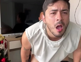 Hijastro cachondo provoca al padrastro hasta que le da verga en el culo dejándolo abierto y preñandolo hot gay twink porn