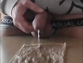 je pisse et me branle avec ma pisse,les couilles nouées par un lien, china gay porn sex