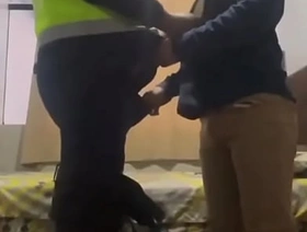 Jovencito es encontrado por un policía haciendo cruising, el joven lo coquetea y lo invita a coger pero el poli mejor pre... korean trainer gay porn